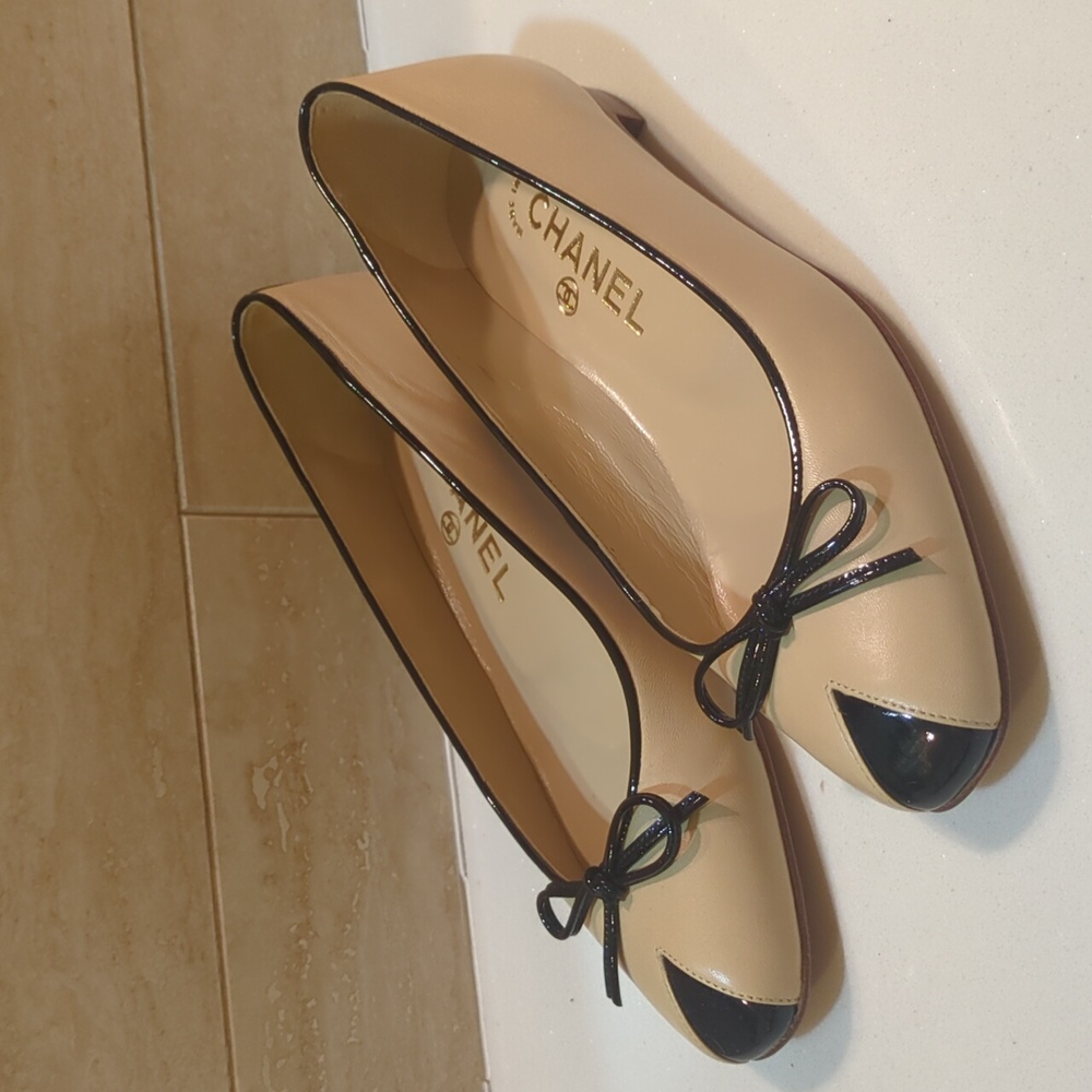 NEW Chanel beige and black leather flats. Size 35.5 EU